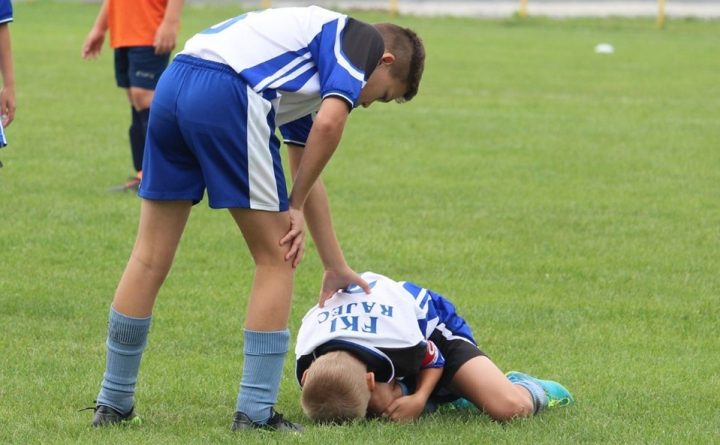 Image of a child hurt by playing soccer and the need for resonance imaging.